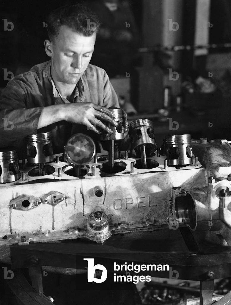 Engine assembly at Opel, 1929 (b/w photo)