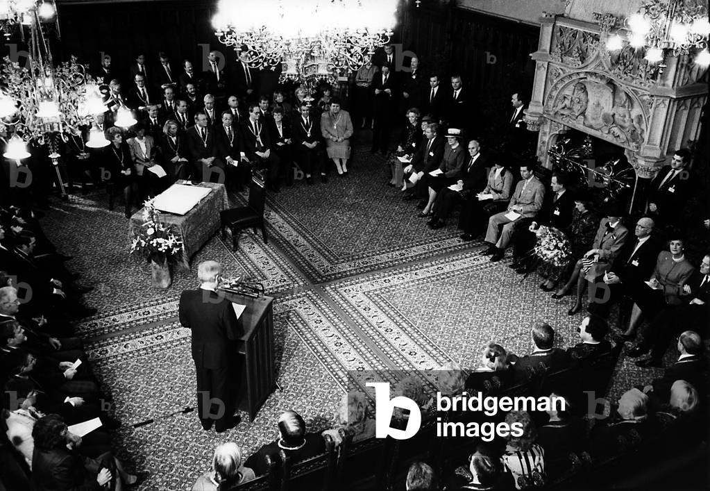 Reception for the prince and the princess of Wales in the city hall of Munich: Lord Mayor Georg Kronawitter speaks, 1987 (b/w photo)