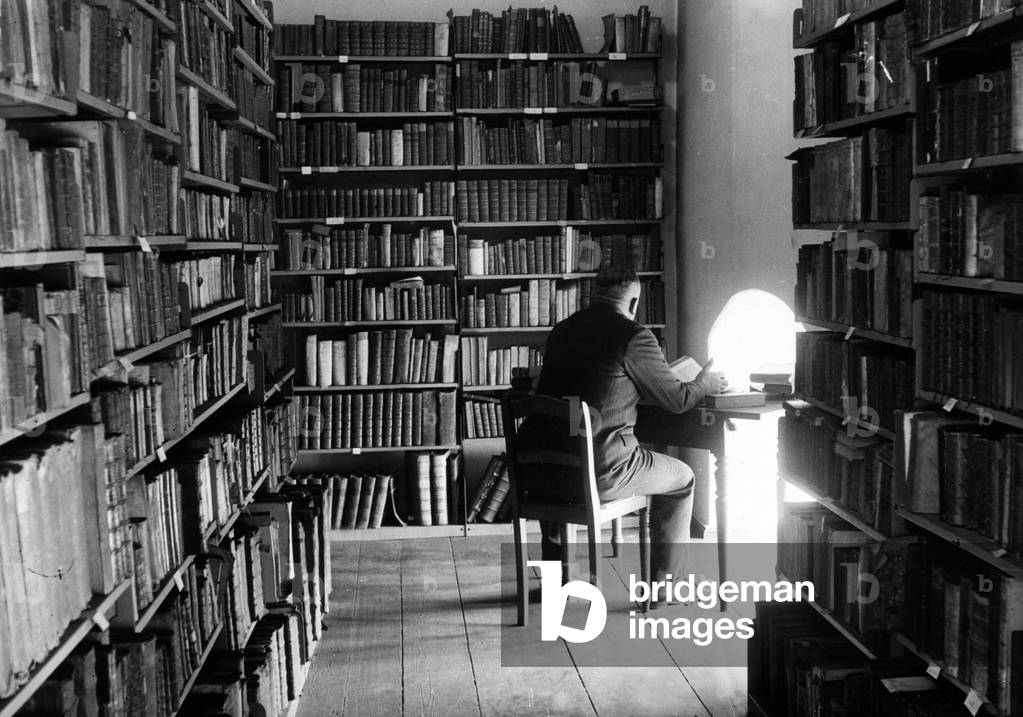 Archives of the French-reformed community in the French Cathedral, 1935 (b/w photo)