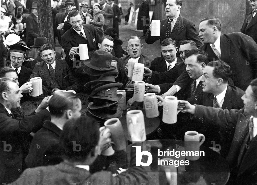 'Salvator Anstich' (tapping of the first dark beer) at Nockherberg in Munch (1935) (b/w photo)