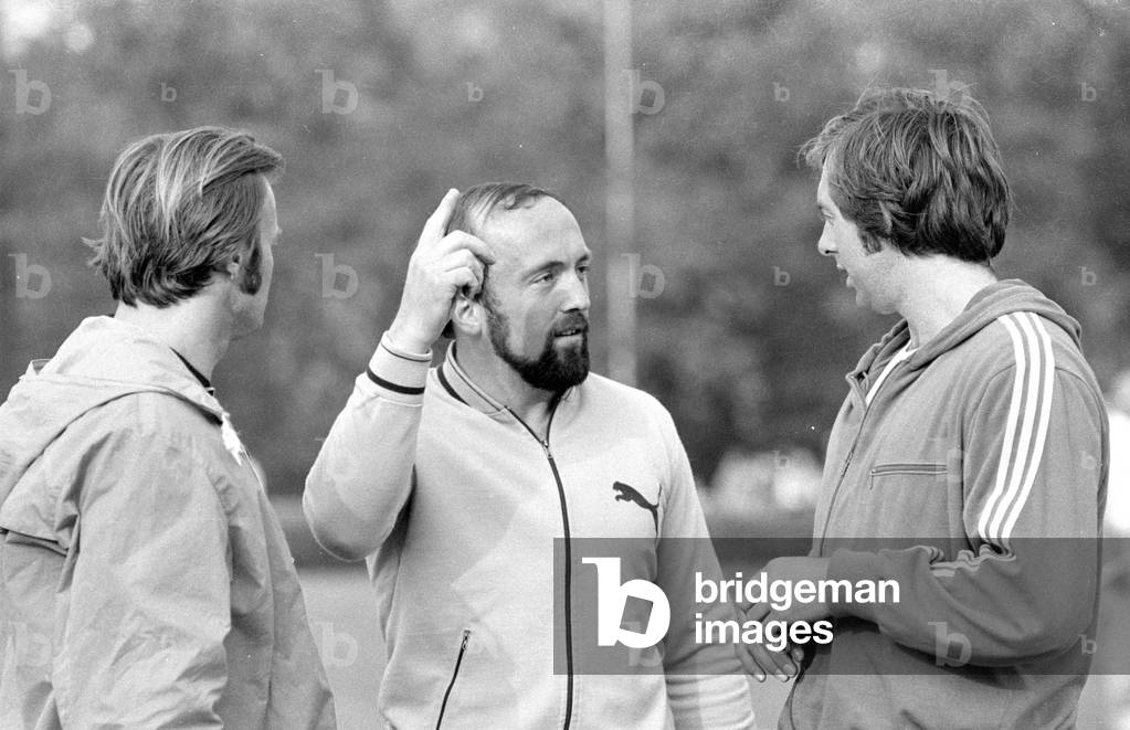 Klaus Wolfermann and Janis Lusis at the Mai-Sportfest in Burgkirchen, 1974 (b/w photo)