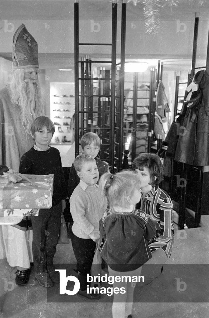 Visit of Santa Claus at the kids' clothing store of Uschi Glas, 1970 (b/w photo)
