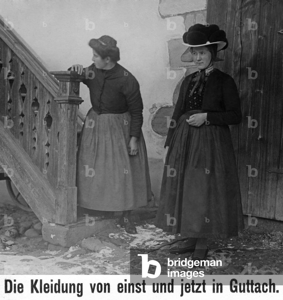 Women from the Black Forest in traditional costume, 1912 (b/w photo)