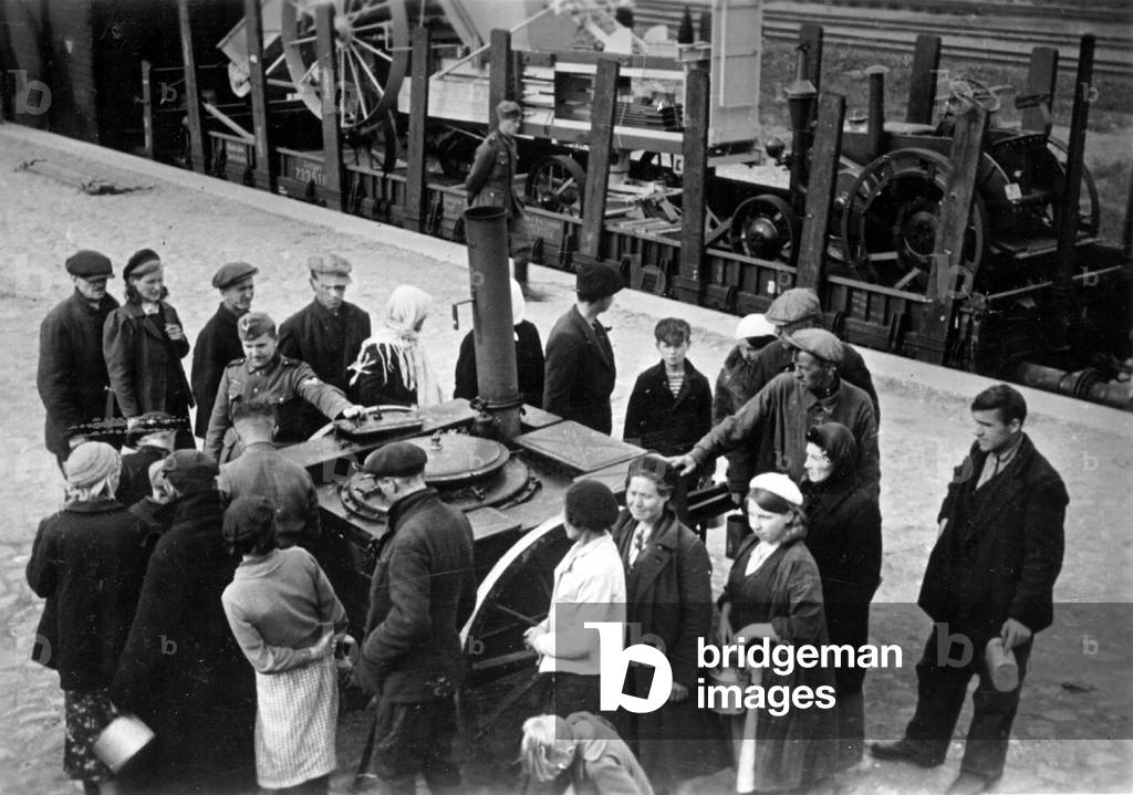 Forced workers get tea from a field kitchen , 1942 (b/w photo)