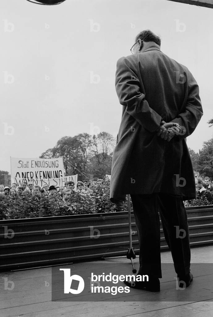 Heinrich Albertz as speaker at the protest march of the North Germans and Berliner to Hamburg against the Biafran War (b/w photo)