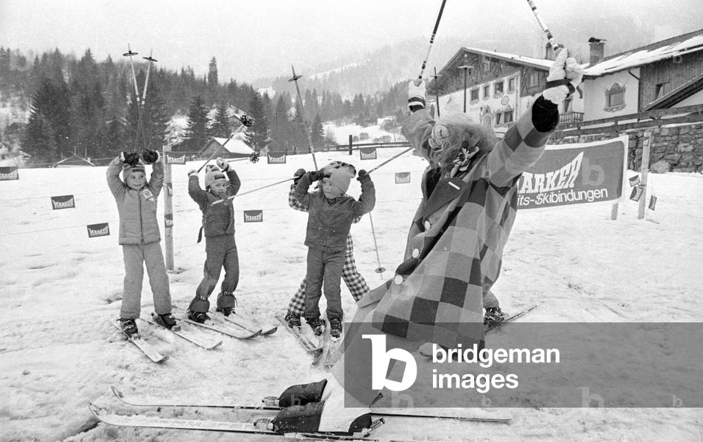 Ski course for children in the Skischule Garmisch, 1974 (b/w photo)