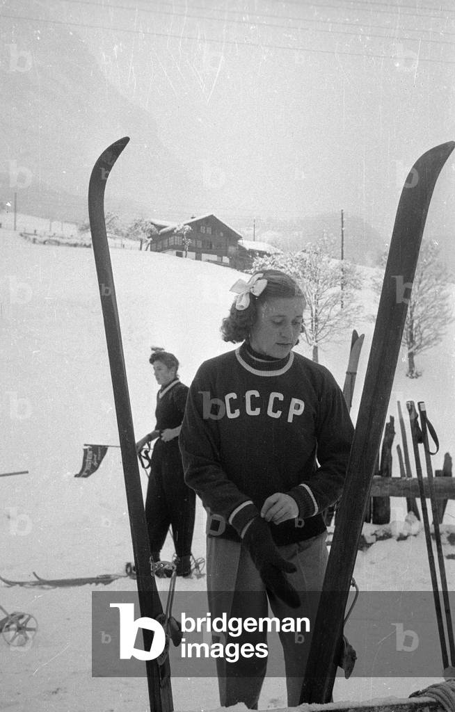 Preparations for the cross-country skiing competition of women in Grindelwald, 1954 (b/w photo)