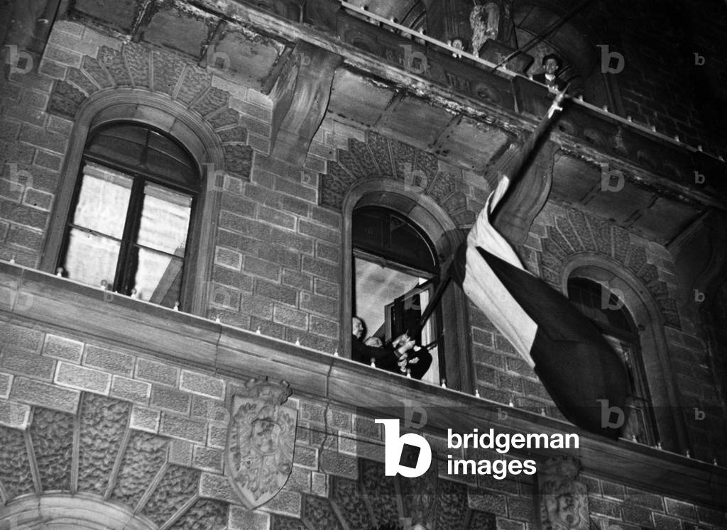 The tricolour is removed in the Saar area, 1935 (b/w photo)