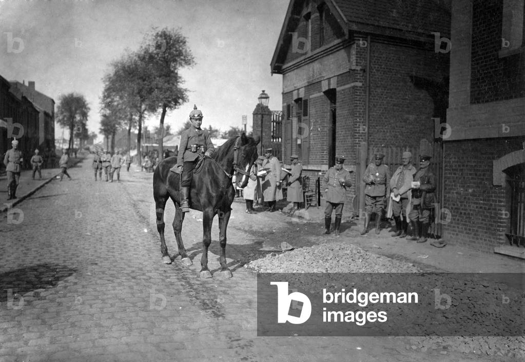 Young volunteer performing auxiliary service, 1915 (b/w photo)
