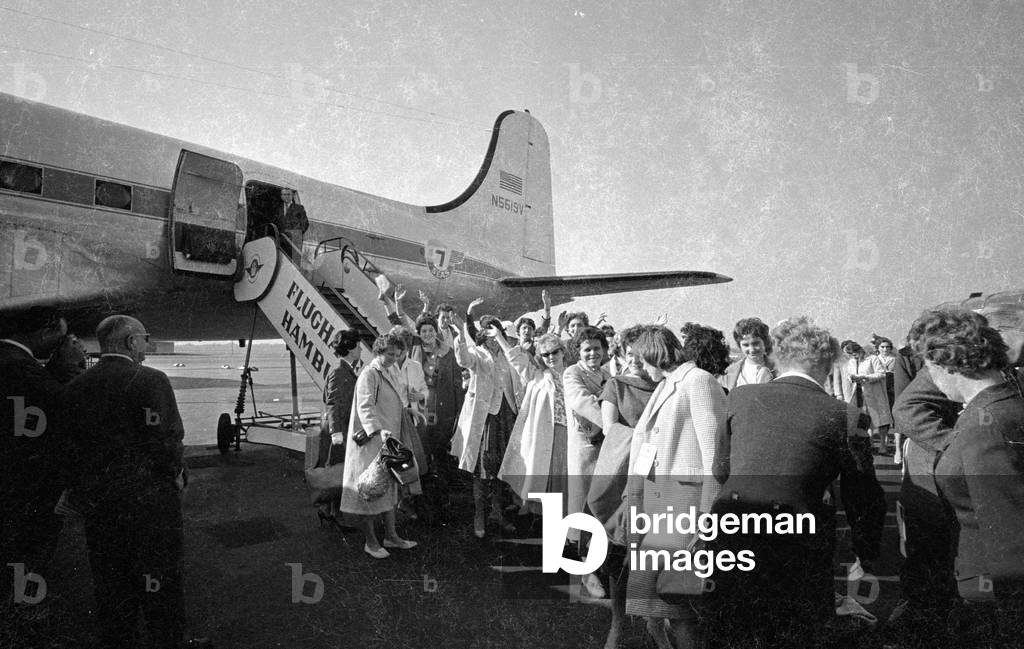Young German women emigrate to Australia, 1959 (b/w photo)