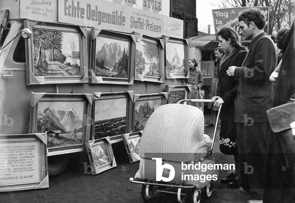 Selling oil paintings in the Ruhr area (b/w photo)