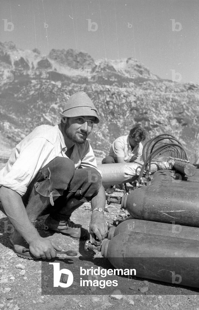 Filling the hot air balloon of Alfred Eckert, 1959 (b/w photo)