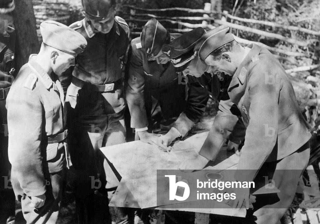 Meeting at a German reconnaissance force, 1941 (b/w photo)