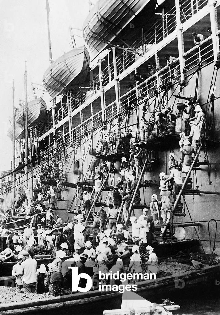 Japanese women as a coal trimmer, 1928 (b/w photo)