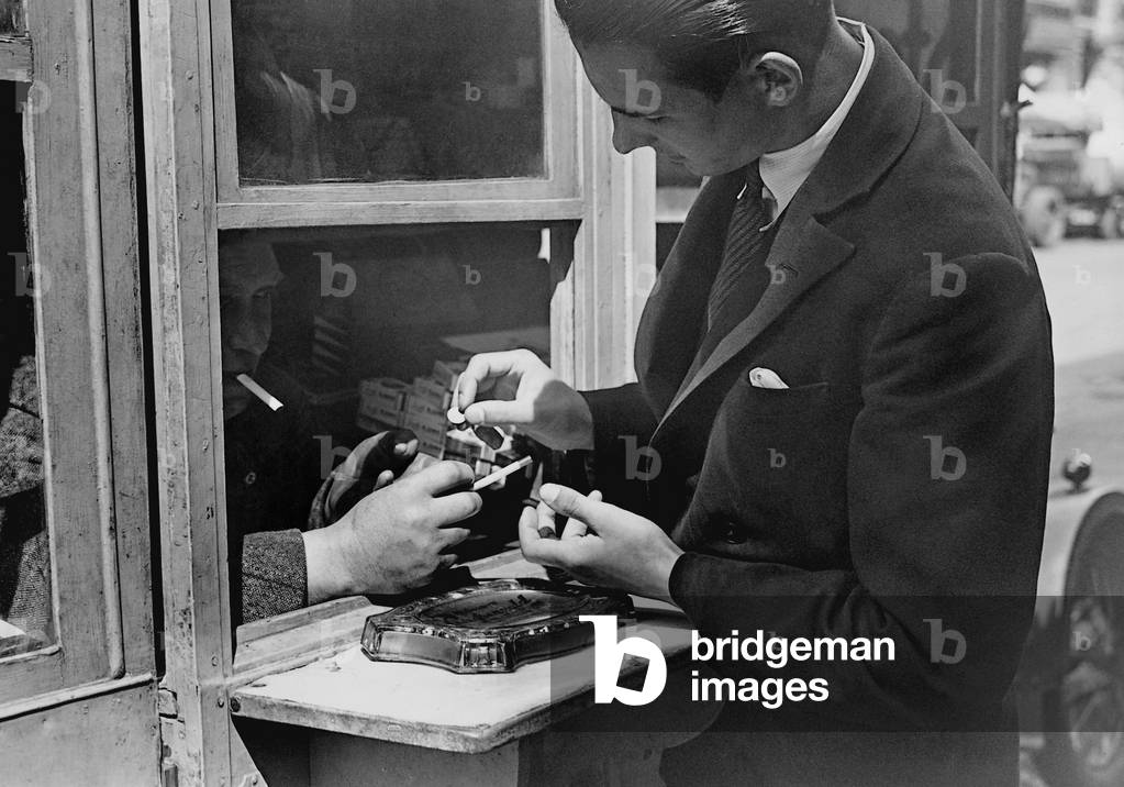 Retail sale of cigarettes during the Great Depression, 1931 (b/w photo)