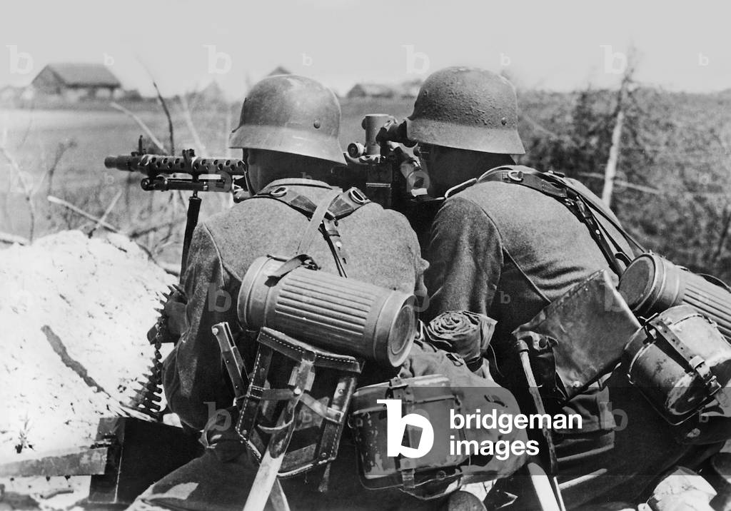 German soldiers with a heavy machine gun on the Eastern Front, 1941 (b/w photo)