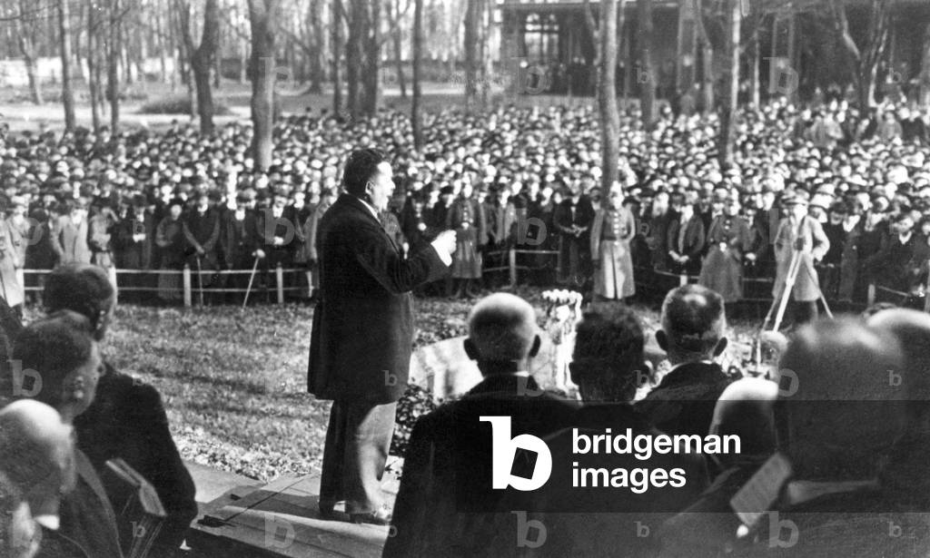 President Ebert holding a speech in Hamm for delegates from the occupied Ruhr area, 1923 (b/w photo)