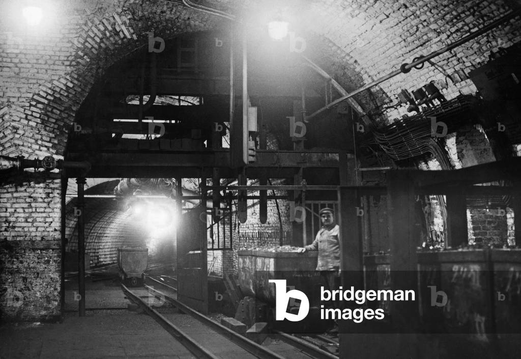 Look into a tunnel, 1934