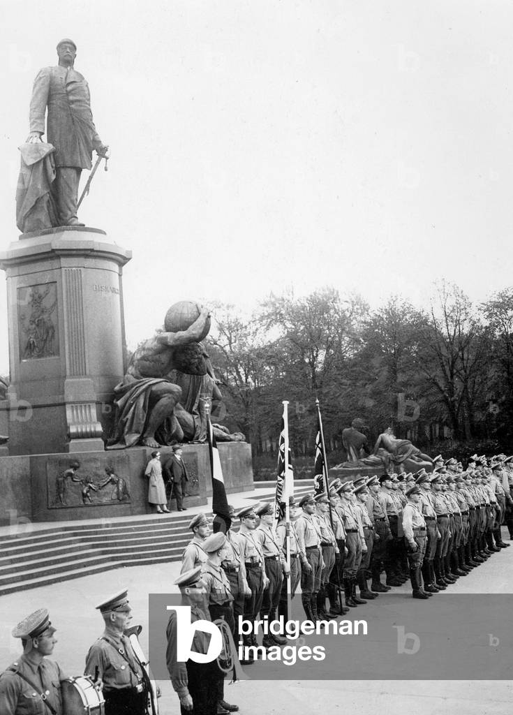 Deployment of the Bismarckbund (League of Bismarck) of the DNVP in front of the Bismarck monument at the Reichstag, Berlin, c.1918-33 (b/w photo)