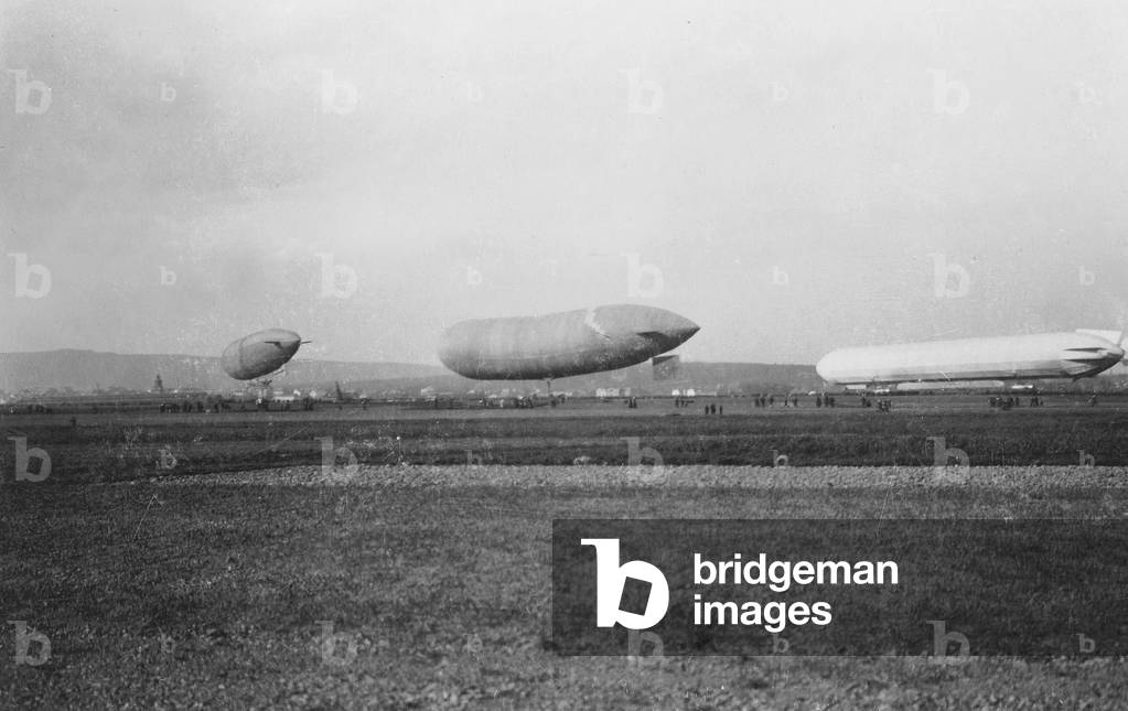 Distance flight of the Cologne military airships to Homburg, 1910 (b/w photo)