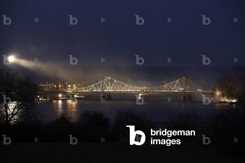 View of the film set of US agents Thrillers -St. James Place- of Steven Spielberg on the Glienicke Bridge in Potsdam, 2014 (photo)