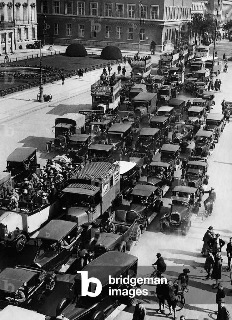 Traffic during rush hour in Berlin, 1930 (b/w photo)
