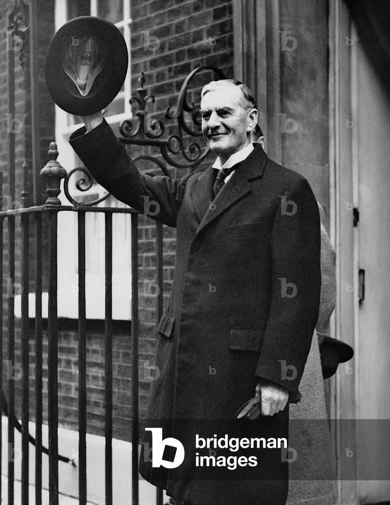 Chamberlain leaves the Downing Street waving , 1938 (b/w photo)