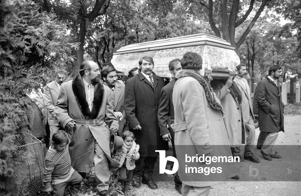 Funeral of a member of the Sinti and Roma in Munich, 1974 (b/w photo)