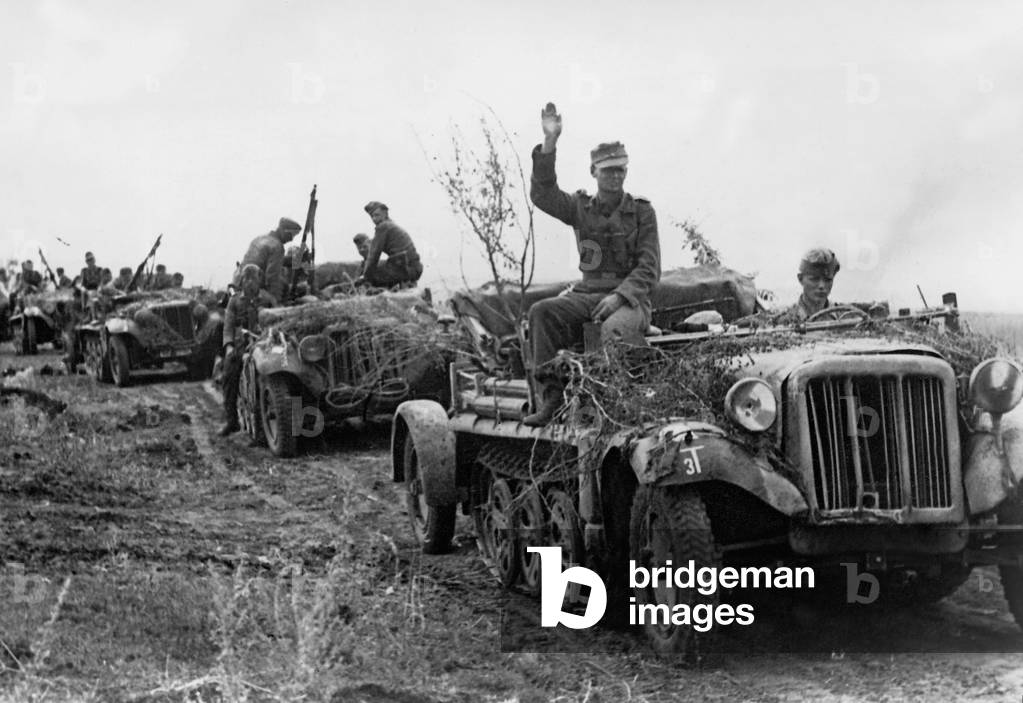 German antitank company marching on the Eastern Front, 1943 (b/w photo)