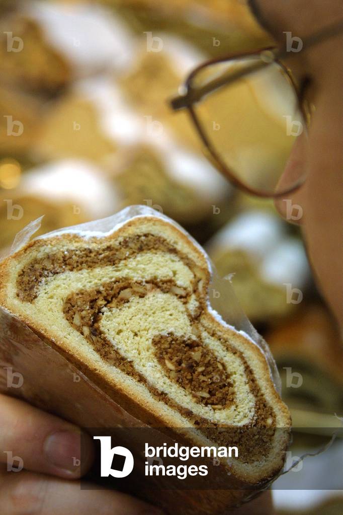 The head baker of the Munich Bakers' Guild, Heinz Hoffmann, inspects the quality of a pastry, 2003 (photo)