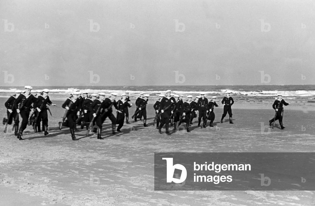 Soldiers of the Kriegsmarine on a beach