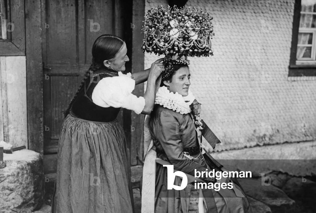 Bride´s mother and bride in traditional costume (b/w photo)