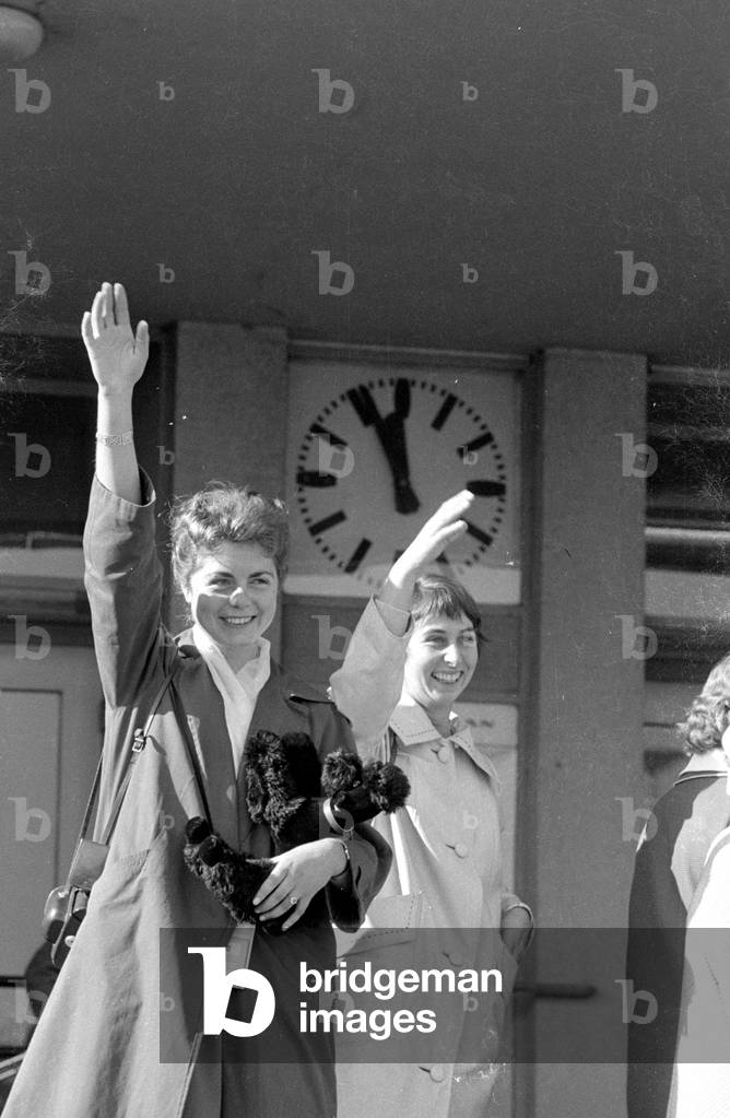 Young German women emigrate to Australia, 1959 (b/w photo)