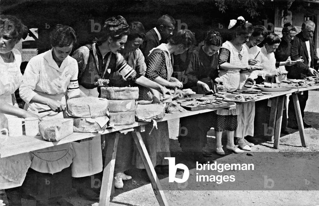 Provisions  stand on the day of the referendum in East Prussia, 1920 (b/w photo)