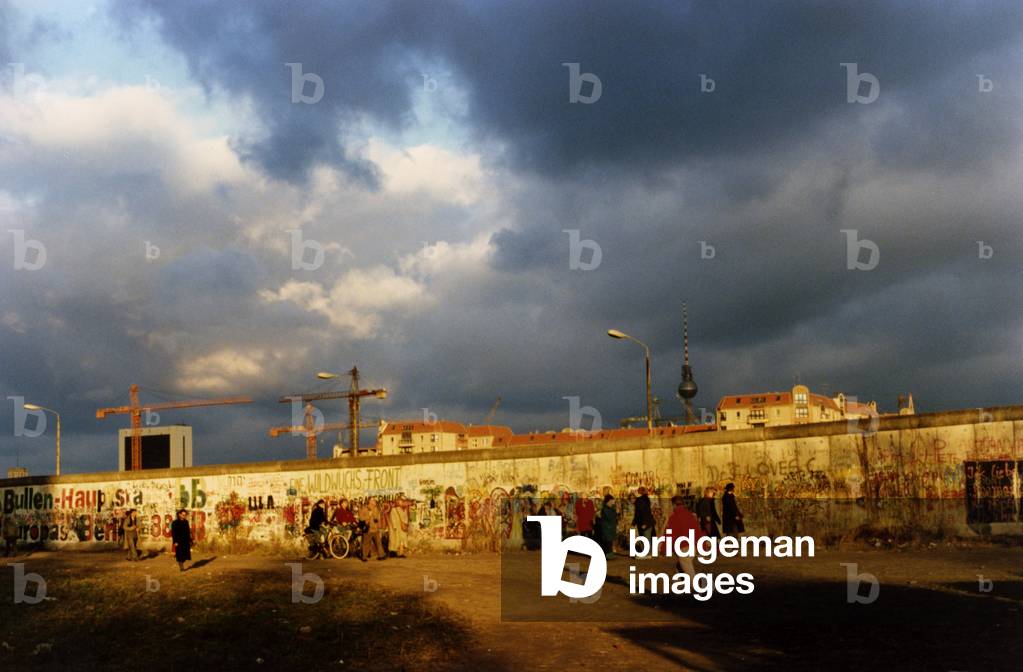 View of the Berlin Wall after the border had been opened in November 1989 (photo)
