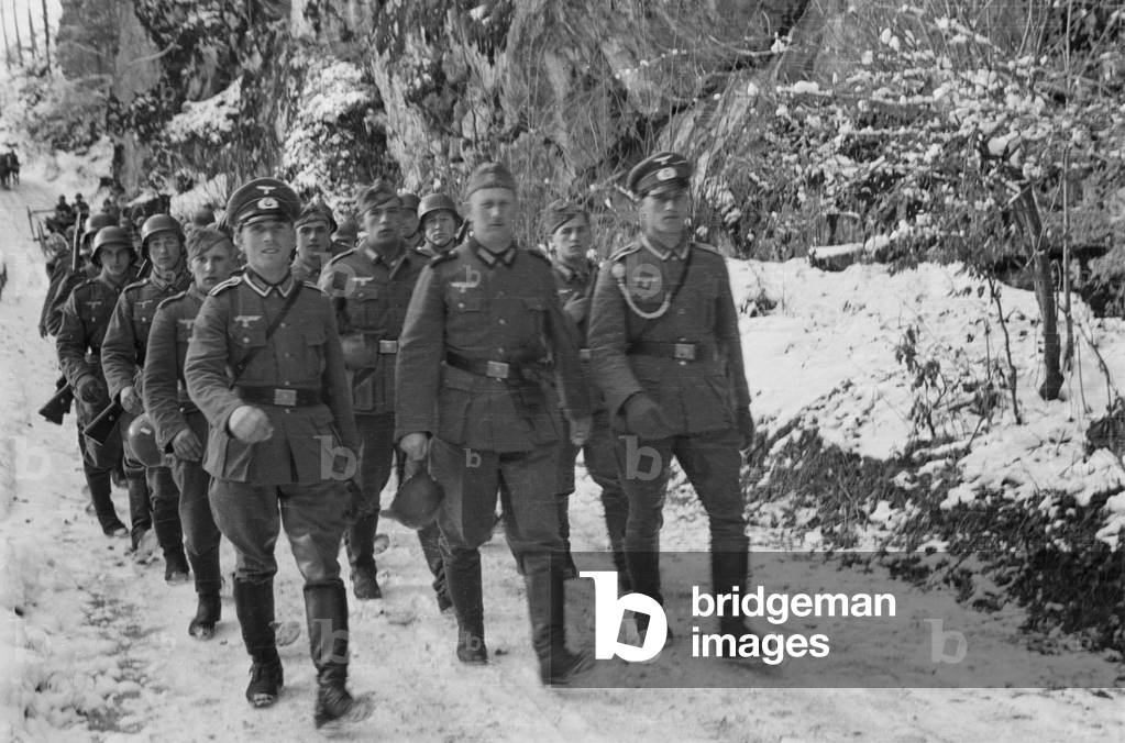 German soldiers during a march, 1941-1945 (b/w photo)