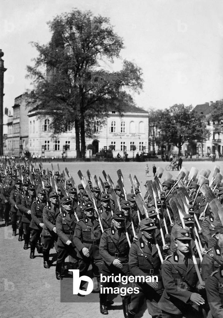 Members of the Reich Labour Service [Reichsarbeitsdienst, RAD] are marching, 1936 (b/w photo)