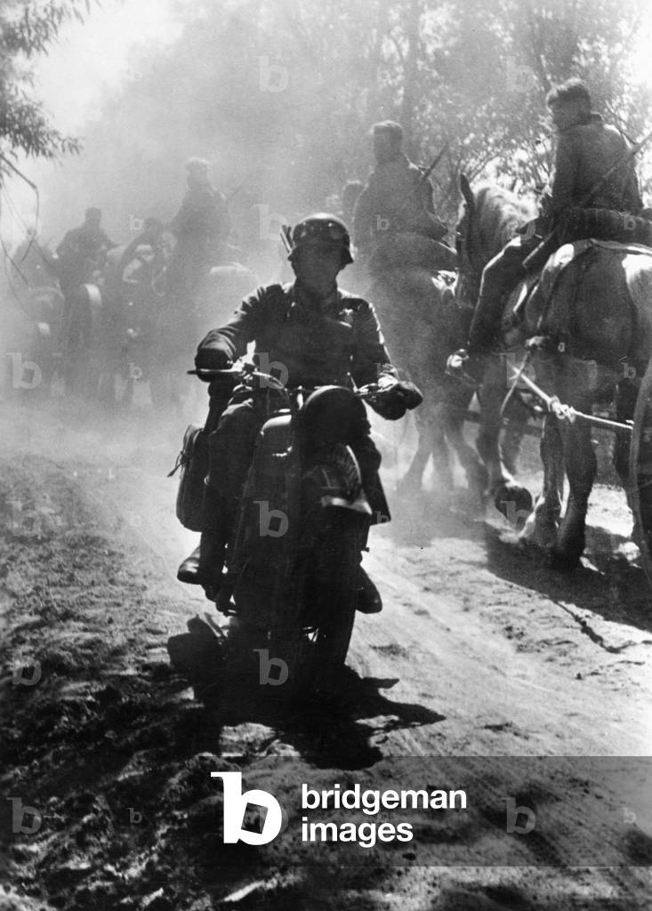 Advancing German troops in the summer of 1941 (b/w photo)