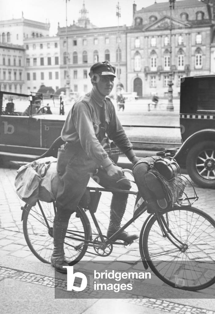 Stahlhelm member with bicycle in Berlin, 1932