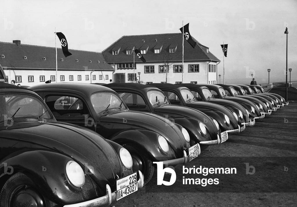 VW Beetle at the rest stop 'Magdeburg Boerde', 1939 (b/w photo)