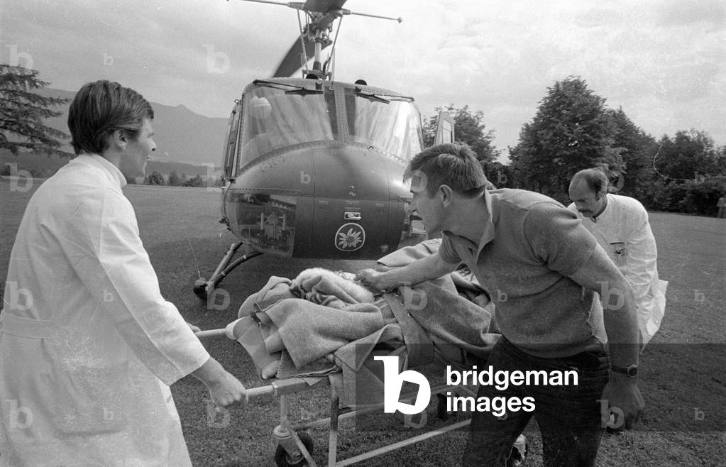 Transport of an accident victim to the Harlaching Clinic, 1970 (b/w photo)