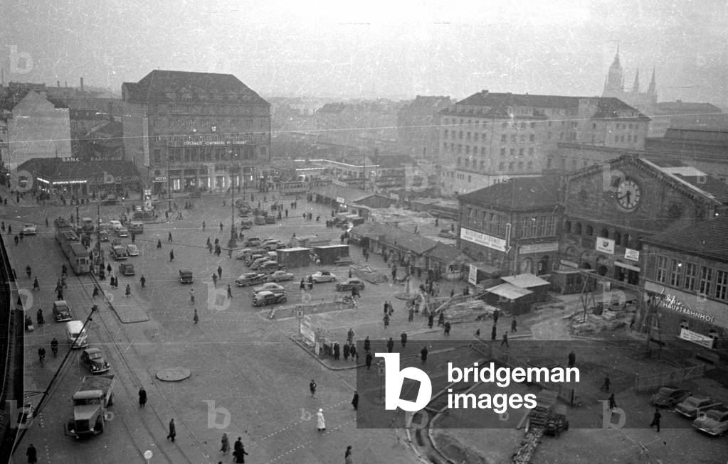 The Bahnhofsplatz in Munich, 1953 (b/w photo)