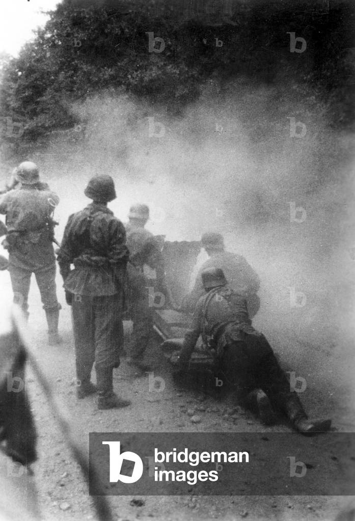 German infantry guns in the Caucasus, 1942 (b/w photo)