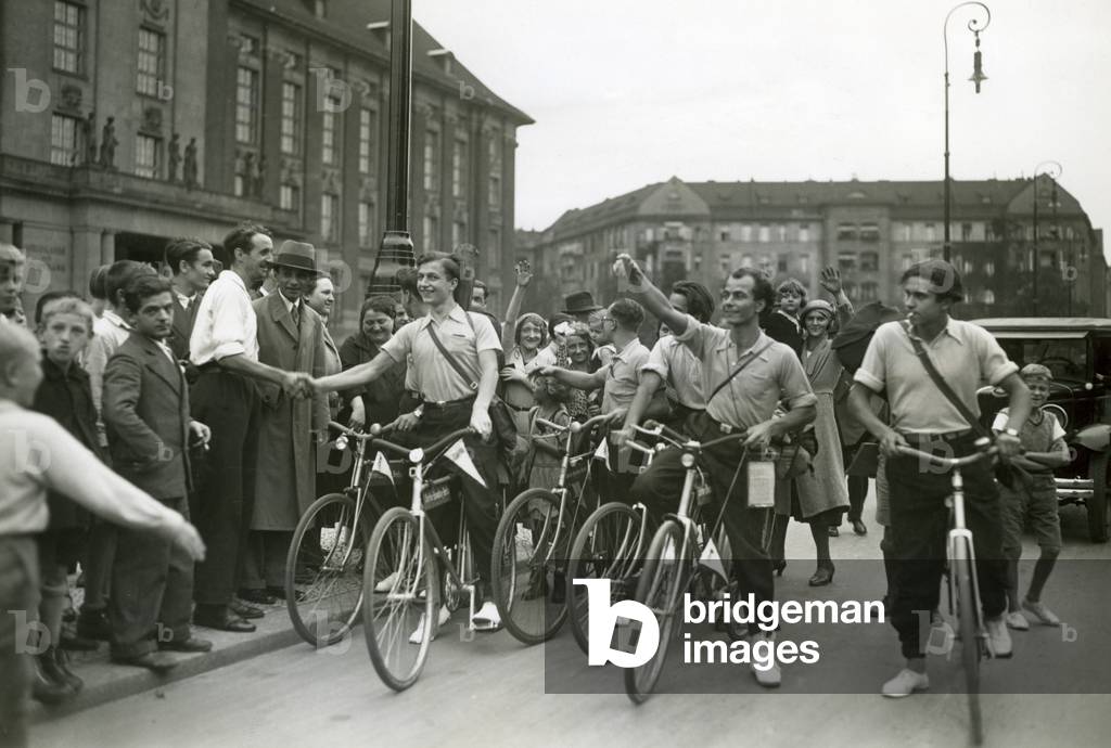 The unemployed men before the Friedenau city hall in Berlin start a bicycle tour to India, 1932