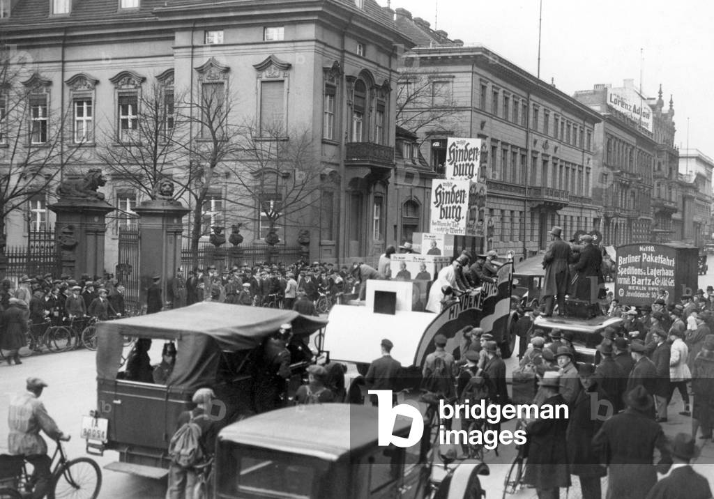 Election propaganda car campaigning for Hindenburg, 1932