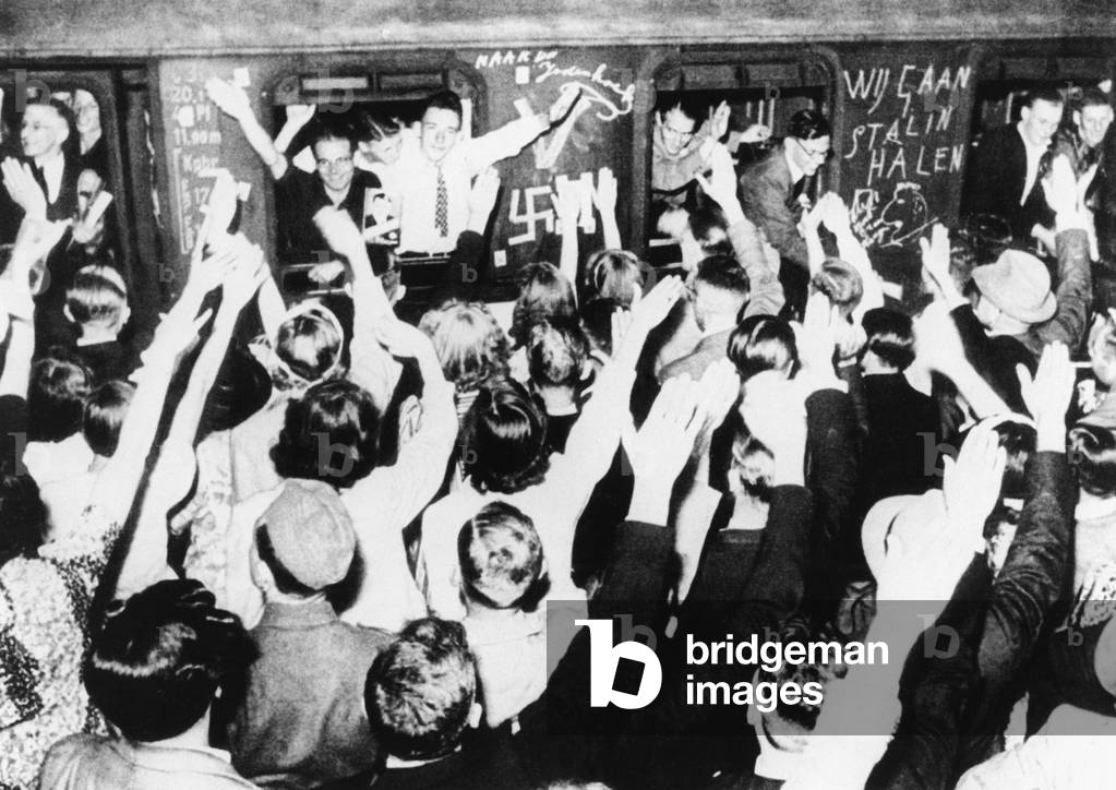 Dutch volunteers leaving Den Haag during the Second World War (b/w photo)