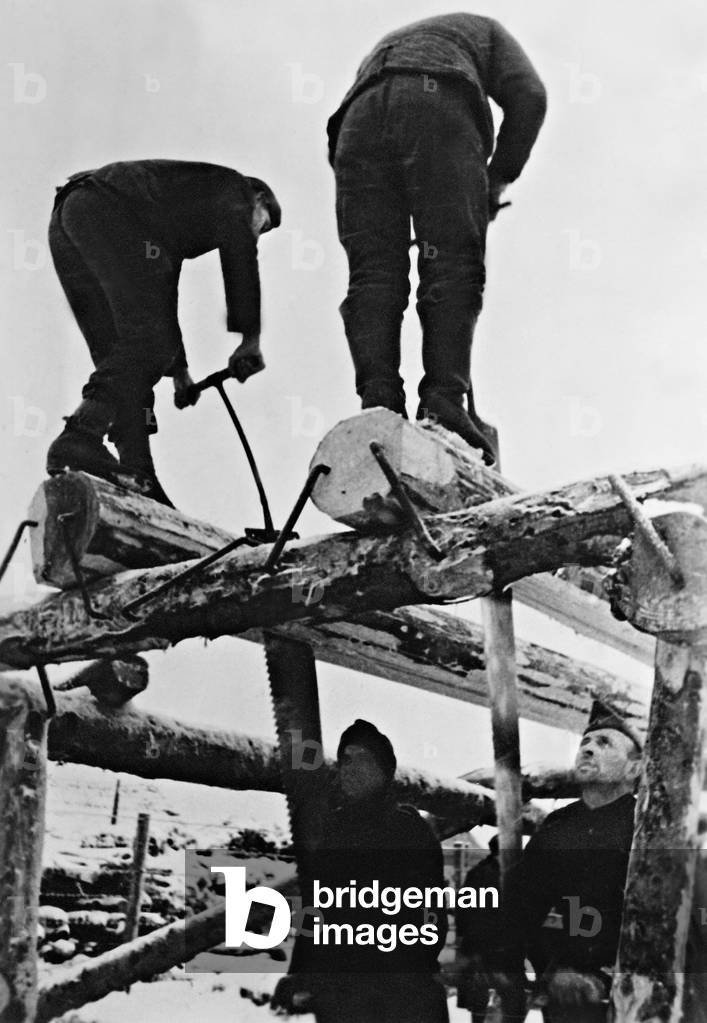 German construction troop on the Eastern front, 1942 (b/w photo)