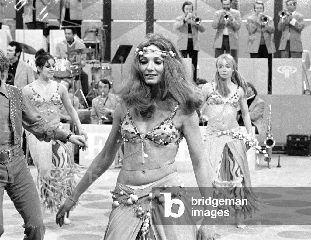 Belly dancers in the TV show 3x9, 1971 (b/w photo)