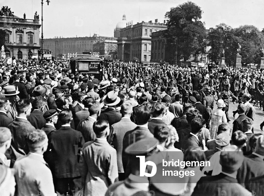 Students demonstrate in Berlin, 1929 (b/w photo)