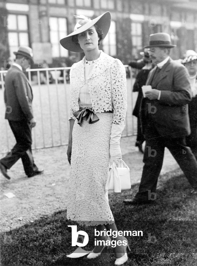 Women's fashion from 1937 (b/w photo)